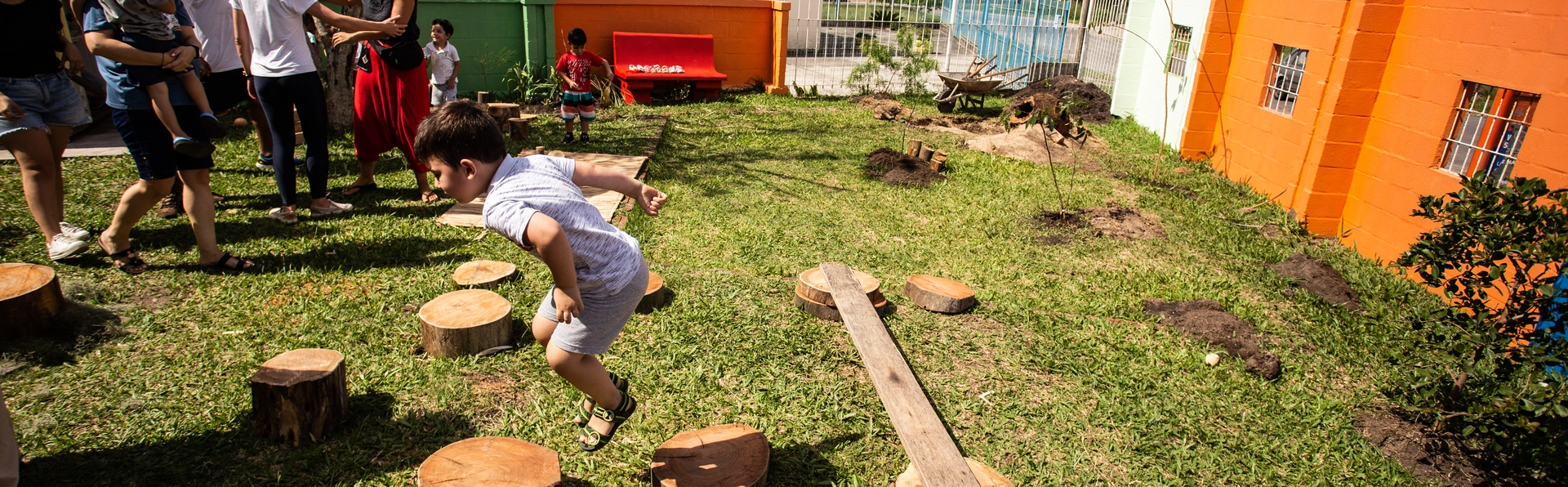 31032023---prefeita-paula-mascarenhas-realiza-visita--emei-jacema-prestes-durante-a-construo-da-praa-naturalizada-a-partir-da-escuta-das-crianas---foto-gustavo-vara_52783901849_o