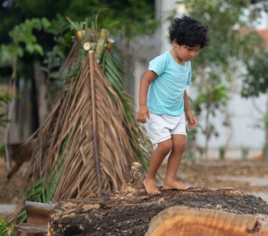 Menino brincando em um parque