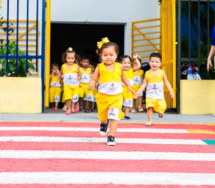 Crianças atravessando em faixa de pedestre