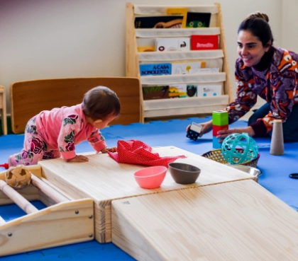 Mulher e criança brincando