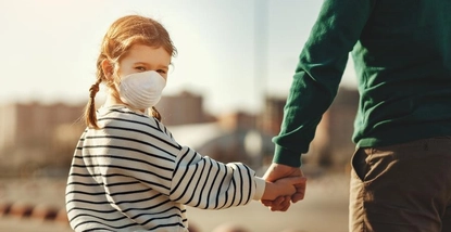 crianca-com-mascara-andando-em-cidade-grande-1624477708721_v2_900x506