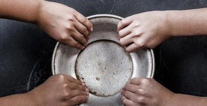 fome-na-infancia-criancas-segurando-prato-de-comida-vazio-desnutricao-subnutricao-1638470398291_v2_450x450