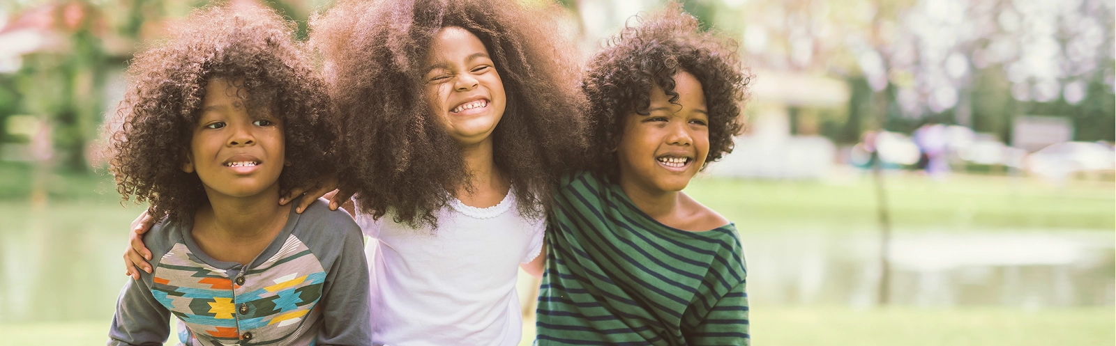 friends-sitting-public-park