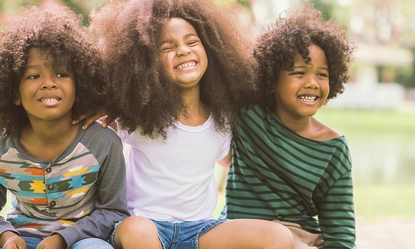 friends-sitting-public-park