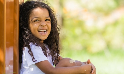 little-mulatto-girl-white-tshirt-summer-walk 1