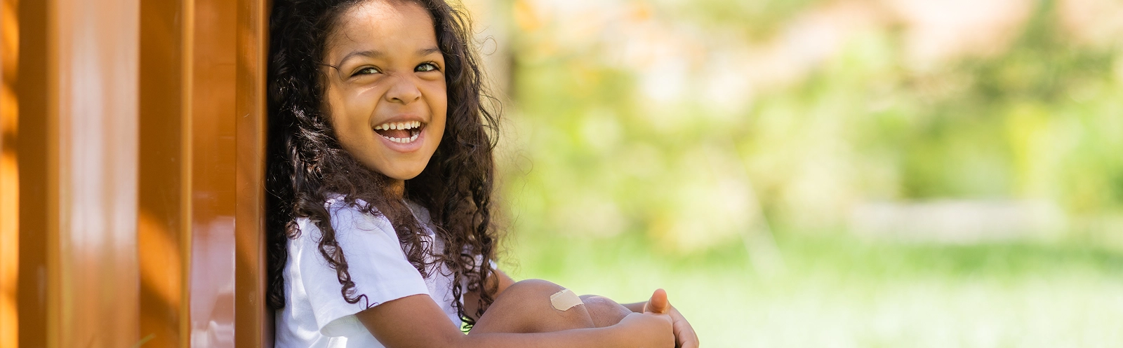 little-mulatto-girl-white-tshirt-summer-walk 1